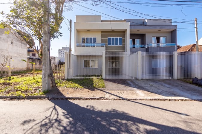 Sobrado à Venda 3 Quartos, Suíte com Closet e Espaço Gourmet no Pineville