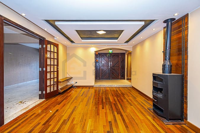 Casa Térrea 247m² no Santa Cândida: Piscina, Espaço Gourmet e 4 Vagas