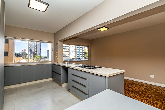 Apartamento Reformado no Batel | 149 m², 3 Quartos (1 Suíte) e Ventilação Cruzada