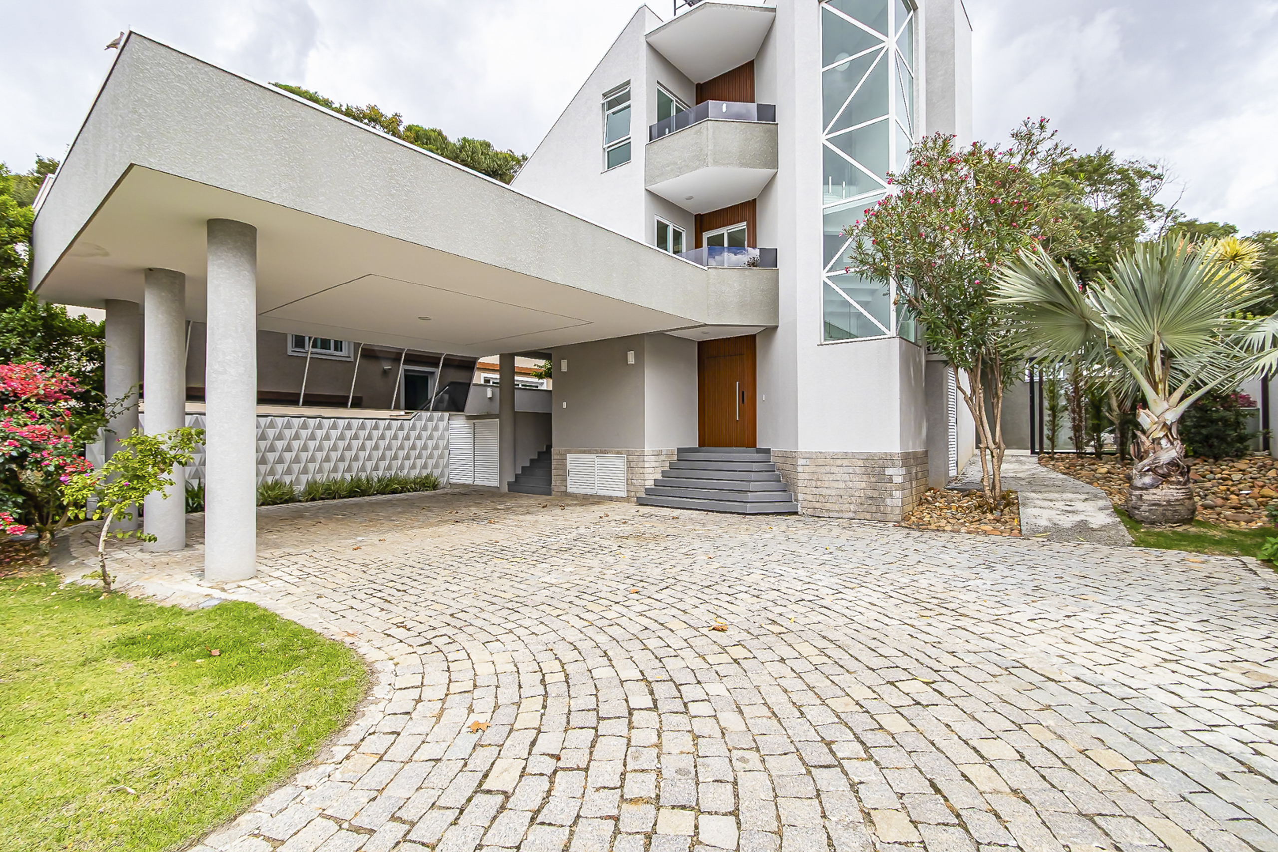 Casa Nova Totalmente Reformada com 4 Suítes e Elevador no Pinewoods - Pinhais